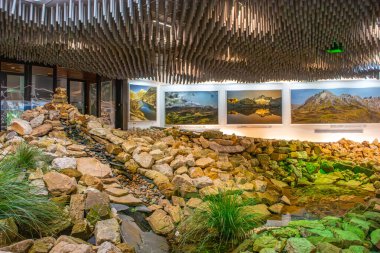 Kayaların, suyun ve yeşilliğin yer aldığı büyüleyici bir sergi, doğanın güzelliğini yenilikçi bir ortamda sergiliyor.