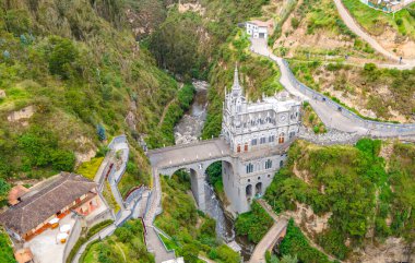Las Lajas 'ın çarpıcı kilisesinin havadan görünüşü Kolombiya' nın yemyeşil tepeleriyle çevrili dramatik bir vadide geçiyor.