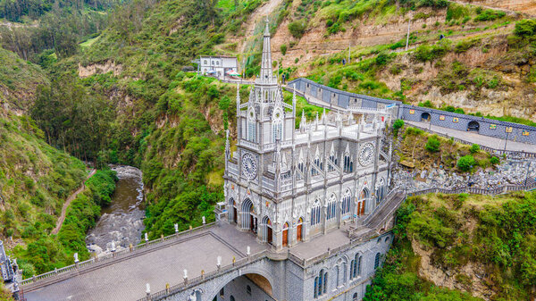 The stunning Iglesia de las Lajas, set against a vibrant green landscape, is a landmark in Nario, Colombia, showcasing unique architecture and surrounding natural beauty