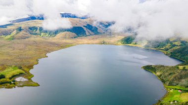 Nario, Kolombiya 'daki yemyeşil manzaralar ve dağlık arazilerle çevrili Laguna del Cumbal' in çarpıcı hava manzarası. Huzurlu ve resimli doğal bir manzara.