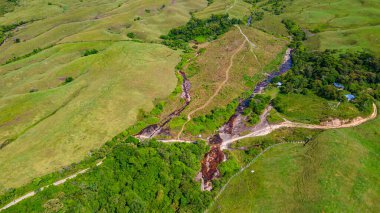Guadalupe, Santander, Kolombiya 'daki yemyeşil tepeler boyunca kıvrılan Las Gachas deresinin çarpıcı hava manzarası doğal güzellik ve sükuneti gözler önüne seriyor.