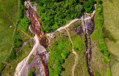 Guadalupe, Santander, Kolombiya 'daki Las Gachas Deresi' nin çarpıcı hava manzarası doğal kaya oluşumlarını ve yemyeşil yeşillikleri gözler önüne seriyor.