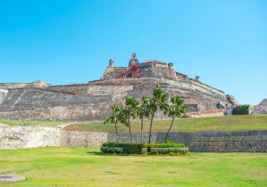 Kolombiya, Cartagena 'daki San Felipe Kalesi' nin güzel bir manzarası açık mavi gökyüzüne karşı tarihi mimarisini sergiliyor.
