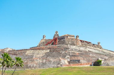 Kolombiya, Cartagena 'daki San Felipe Kalesi' nin çarpıcı manzarası etkileyici mimarisini açık mavi gökyüzüne karşı sergiliyor.