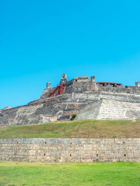 Kolombiya, Cartagena 'daki San Felipe Kalesi' nin çarpıcı manzarası, tarihi mimarisini ve parlak mavi gökyüzünü gözler önüne seriyor.
