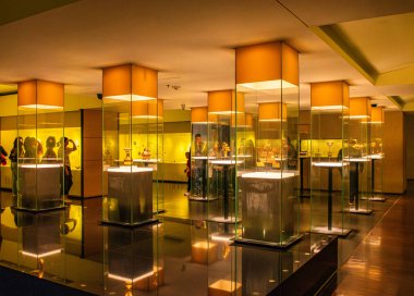 Bogot 'daki Altın Müzesi' nde sergilenen Kolombiya öncesi altın eseri. Gösteriler Kolombiya arkeolojisinin karmaşık tasarımı ve tarihi önemi.