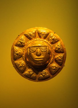 Bogot 'daki Altın Müzesi' nde sergilenen Kolombiya öncesi altın eseri. Gösteriler Kolombiya arkeolojisinin karmaşık tasarımı ve tarihi önemi.