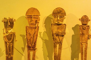 Bogot 'daki Altın Müzesi' nde sergilenen Kolombiya öncesi altın eseri. Gösteriler Kolombiya arkeolojisinin karmaşık tasarımı ve tarihi önemi.