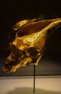 Bogot 'daki Altın Müzesi' nde sergilenen Kolombiya öncesi altın eseri. Gösteriler Kolombiya arkeolojisinin karmaşık tasarımı ve tarihi önemi.