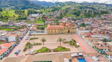 Mongui 'nin çarpıcı hava manzarası geleneksel mimarisini ve Kolombiya Boyac' taki verimli manzarasını gözler önüne seriyor..