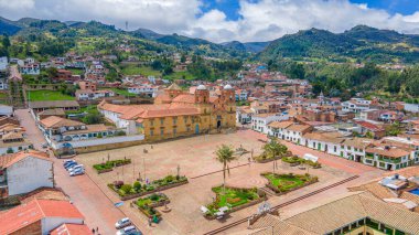 Mongui 'nin çarpıcı hava manzarası, canlı kasaba meydanı ve bereketli dağlarla çevrili tarihi mimarisini gözler önüne seriyor..
