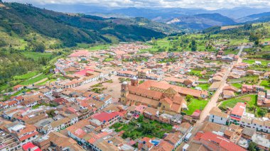 Cazibeli Mongui, Boyac, Kolombiya kasabasını çevreleyen manzaralı yeşil tepeler ve geleneksel mimari.