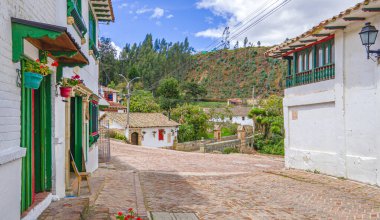 Mongui, Boyac 'ta renkli aksanlı ve yemyeşil renkli geleneksel beyaz evlerin yer aldığı pitoresk bir kaldırım taşı caddesi..