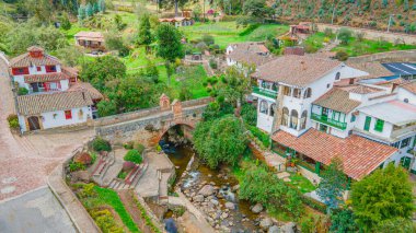 Mongui, Boyac, Kolombiya hava manzarası geleneksel mimari, bir nehir ve yemyeşil yeşillik sergiliyor..