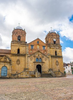 Mongui, Boyac, Kolombiya 'daki tarihi kilisenin çarpıcı manzarası mavi gökyüzüne karşı mimari güzelliğini sergiliyor..