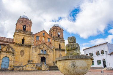 Mongui, Boyac, Kolombiya 'daki tarihi kilise ve taş heykellerin büyüleyici manzarası mimari güzellik ve kültür mirasını gözler önüne seriyor..
