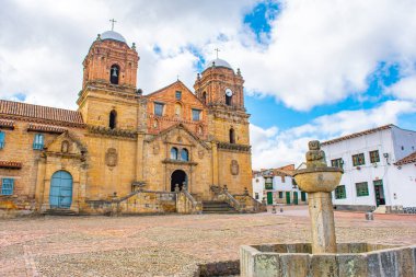 Mongui, Boyac, Kolombiya 'daki tarihi bir kilisenin muhteşem bir manzarası, çarpıcı bir mimari ve taş kaldırımlı bir plazası var..