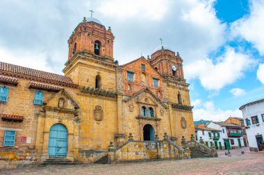 Mongui 'deki tarihi kilisenin çarpıcı manzarası, Boyac, canlı bir gökyüzüne karşı karmaşık mimarisini sergiliyor..