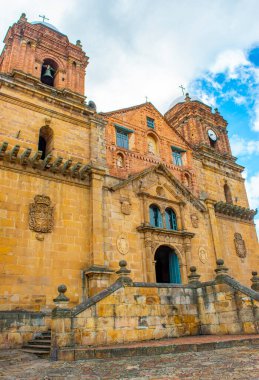 Mongui, Boyac, Kolombiya 'da bir kilisenin bulunduğu güzel bir koloni mimarisi manzarası. Karmaşık tasarımlar ve canlı taş işçiliği sergiliyor..