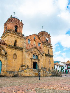Mongui, Boyac, Kolombiya 'daki tarihi bir kilisenin çarpıcı manzarası, güzel mimari ve kaldırım taşı caddeleri sergileniyor..