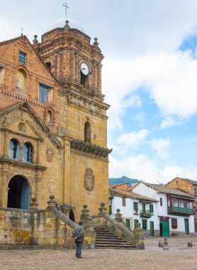 Mongui, Boyac 'taki tarihi bir kilisenin manzarası. Koloni mimarisi sergileniyor ve gökyüzü çok güzel..
