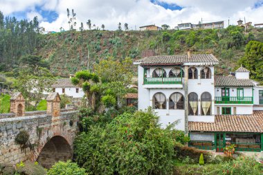 Mongui, Boyac, Kolombiya 'da çanak çömlek ve yeşillikle süslenmiş canlı bir duvar, yerel işçilik ve doğal güzellik sergiliyor..
