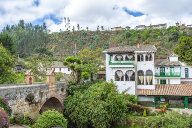 Mongui, Boyac, Kolombiya 'da çanak çömlek ve yeşillikle süslenmiş canlı bir duvar, yerel işçilik ve doğal güzellik sergiliyor..
