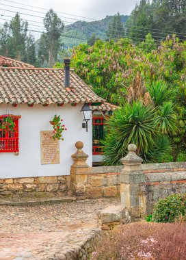 Mongui, Boyac, Kolombiya 'da çanak çömlek ve yeşillikle süslenmiş canlı bir duvar, yerel işçilik ve doğal güzellik sergiliyor..