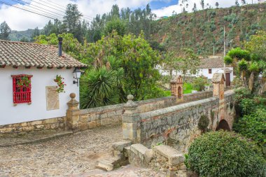 Mongui, Boyac, Kolombiya 'da çanak çömlek ve yeşillikle süslenmiş canlı bir duvar, yerel işçilik ve doğal güzellik sergiliyor..