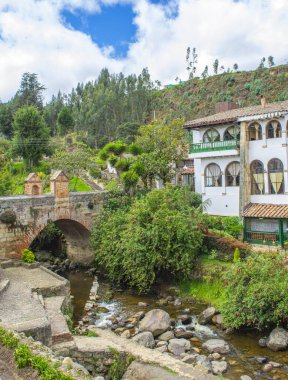 Mongui, Boyac, Kolombiya 'da çanak çömlek ve yeşillikle süslenmiş canlı bir duvar, yerel işçilik ve doğal güzellik sergiliyor..