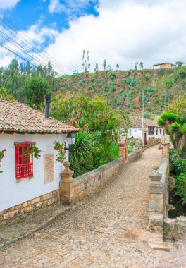 Mongui, Boyac, Kolombiya 'da çanak çömlek ve yeşillikle süslenmiş canlı bir duvar, yerel işçilik ve doğal güzellik sergiliyor..