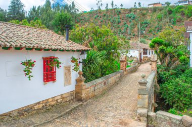 Mongui, Boyac, Kolombiya 'da çanak çömlek ve yeşillikle süslenmiş canlı bir duvar, yerel işçilik ve doğal güzellik sergiliyor..