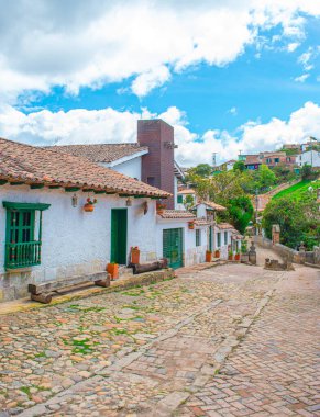 Mongui, Boyac, Kolombiya 'da çanak çömlek ve yeşillikle süslenmiş canlı bir duvar, yerel işçilik ve doğal güzellik sergiliyor..