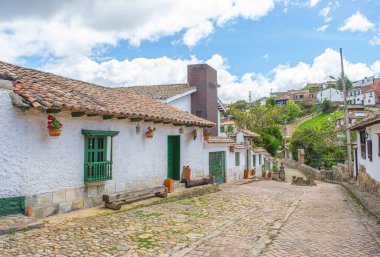 Mongui, Boyac, Kolombiya 'da çanak çömlek ve yeşillikle süslenmiş canlı bir duvar, yerel işçilik ve doğal güzellik sergiliyor..