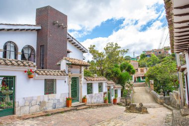 Mongui, Boyac 'ın pitoresk manzarası, güzel bir gökyüzü altında geleneksel mimari ve canlı yeşillik sergiliyor..