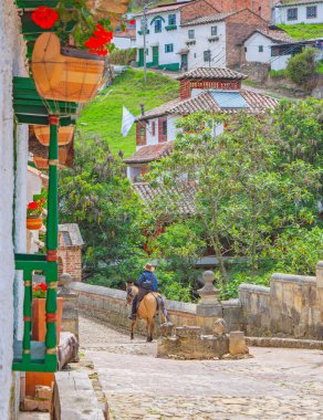 Mongui, Boyac 'ın pitoresk manzarası, güzel bir gökyüzü altında geleneksel mimari ve canlı yeşillik sergiliyor..