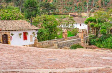 Mongui, Boyac 'ın pitoresk manzarası, güzel bir gökyüzü altında geleneksel mimari ve canlı yeşillik sergiliyor..