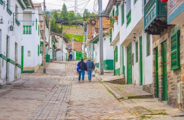 Mongui, Boyac 'ın pitoresk manzarası, güzel bir gökyüzü altında geleneksel mimari ve canlı yeşillik sergiliyor..