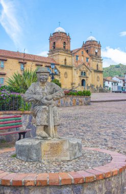 Mongui, Boyac 'ın pitoresk manzarası, güzel bir gökyüzü altında geleneksel mimari ve canlı yeşillik sergiliyor..