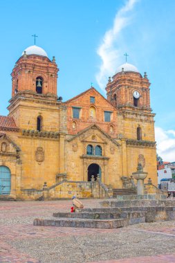 Mongui, Boyac 'ın pitoresk manzarası, güzel bir gökyüzü altında geleneksel mimari ve canlı yeşillik sergiliyor..