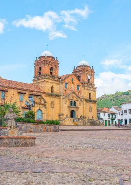 Mongui, Boyac 'ın pitoresk manzarası, güzel bir gökyüzü altında geleneksel mimari ve canlı yeşillik sergiliyor..