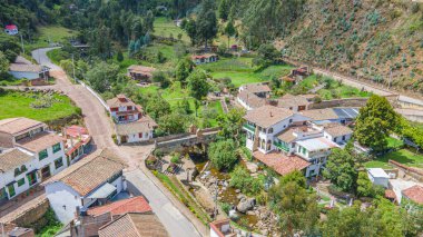 Mongui, Boyac 'ın pitoresk manzarası, güzel bir gökyüzü altında geleneksel mimari ve canlı yeşillik sergiliyor..