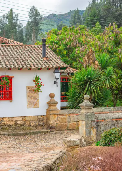 Mongui, Boyac, Kolombiya 'da çanak çömlek ve yeşillikle süslenmiş canlı bir duvar, yerel işçilik ve doğal güzellik sergiliyor..