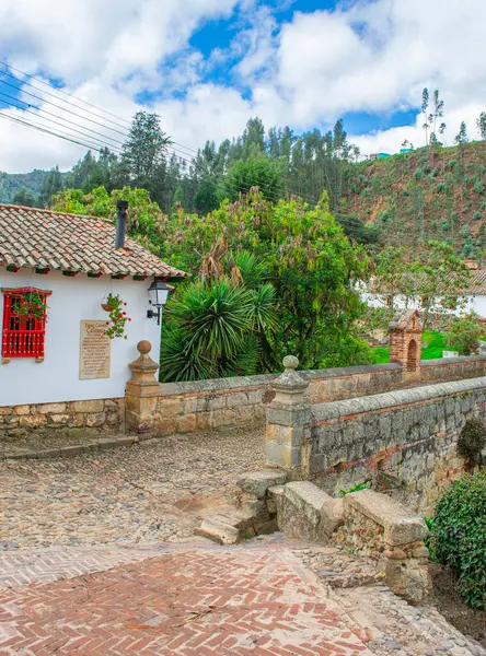 Mongui, Boyac, Kolombiya 'da çanak çömlek ve yeşillikle süslenmiş canlı bir duvar, yerel işçilik ve doğal güzellik sergiliyor..