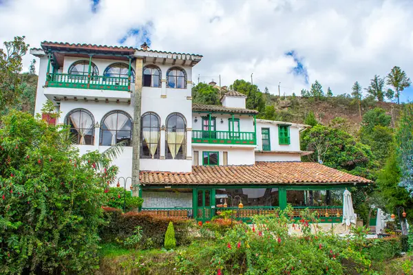 Mongui, Boyac, Kolombiya 'da çanak çömlek ve yeşillikle süslenmiş canlı bir duvar, yerel işçilik ve doğal güzellik sergiliyor..