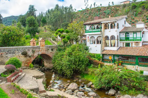 Mongui, Boyac, Kolombiya 'da çanak çömlek ve yeşillikle süslenmiş canlı bir duvar, yerel işçilik ve doğal güzellik sergiliyor..