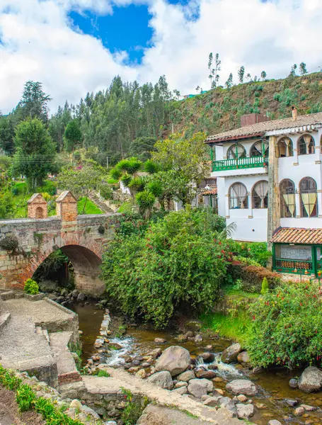 Mongui, Boyac, Kolombiya 'da çanak çömlek ve yeşillikle süslenmiş canlı bir duvar, yerel işçilik ve doğal güzellik sergiliyor..