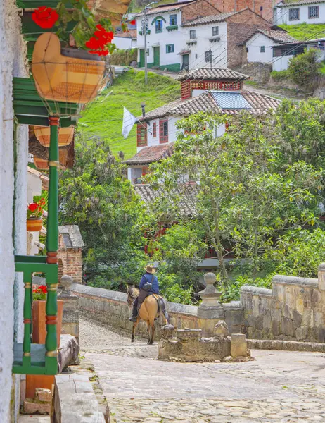 Mongui, Boyac 'ın pitoresk manzarası, güzel bir gökyüzü altında geleneksel mimari ve canlı yeşillik sergiliyor..