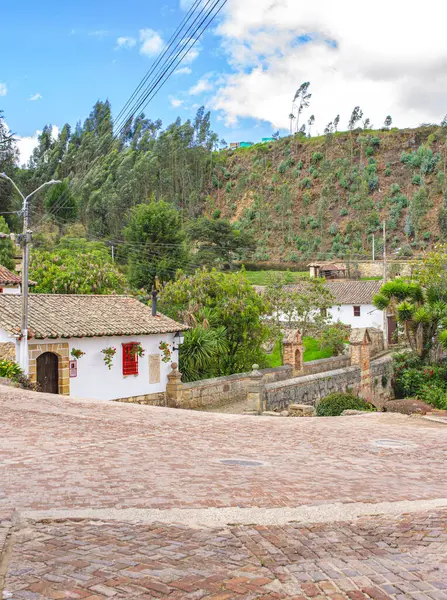 Mongui, Boyac 'ın pitoresk manzarası, güzel bir gökyüzü altında geleneksel mimari ve canlı yeşillik sergiliyor..