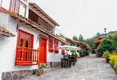 Duitama, Boyac 'taki Pueblito Boyacense' nin çarpıcı hava manzarası, Kolombiya 'daki koloni mimarisini ve güzel manzaraları gözler önüne seriyor..